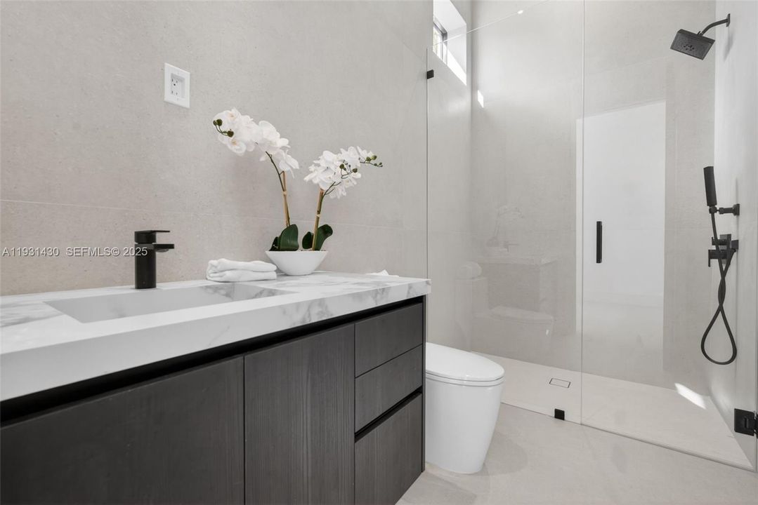 For Sale: $5,495,000 (5 beds, 6 baths, 0 Square Feet)