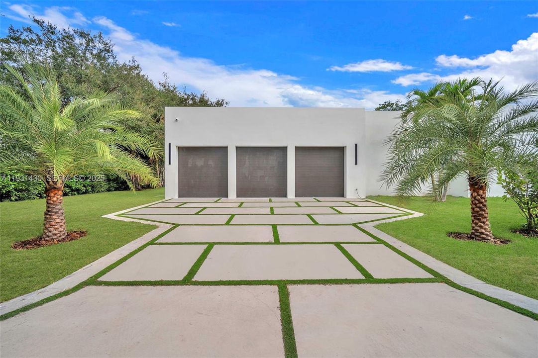 For Sale: $5,495,000 (5 beds, 6 baths, 0 Square Feet)