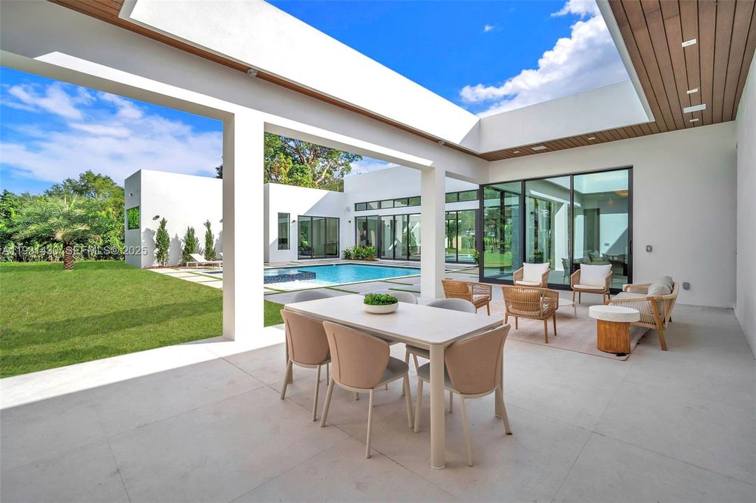 For Sale: $5,495,000 (5 beds, 6 baths, 0 Square Feet)