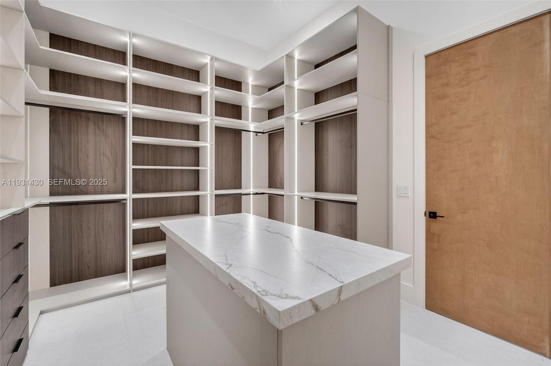 For Sale: $5,495,000 (5 beds, 6 baths, 0 Square Feet)