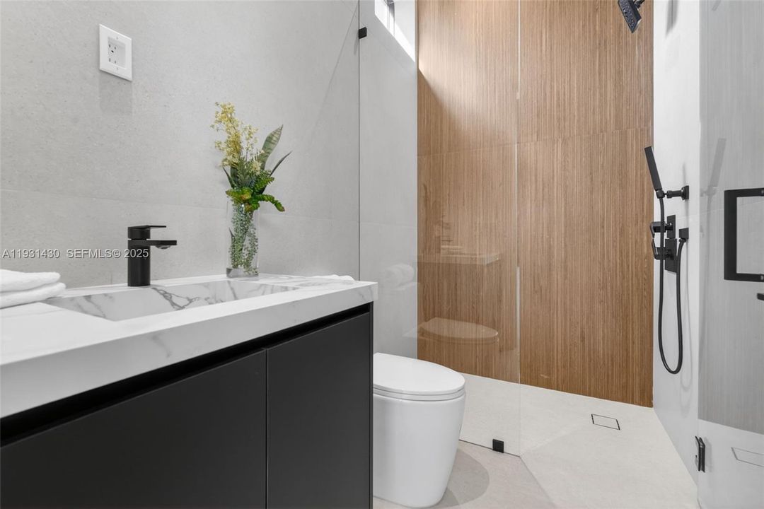 For Sale: $5,495,000 (5 beds, 6 baths, 0 Square Feet)