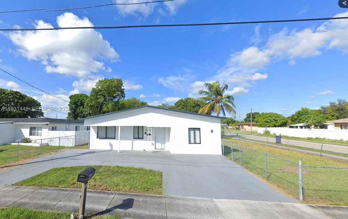 For Rent: $2,500 (3 beds, 2 baths, 999 Square Feet)