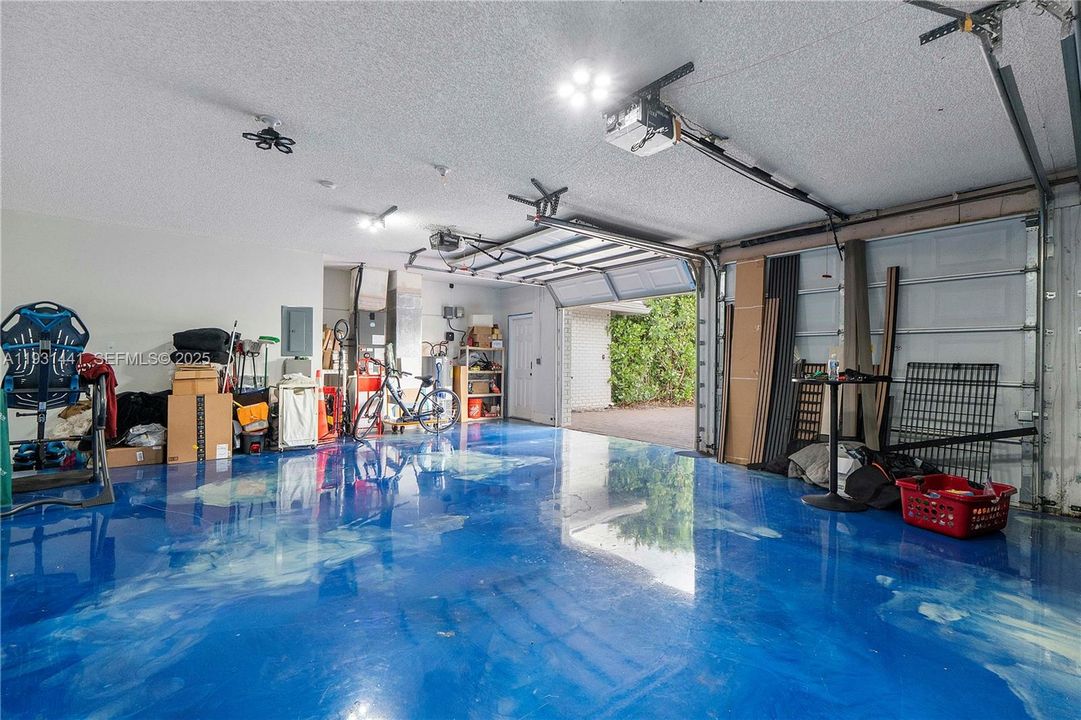 3 car garage or more with lifts