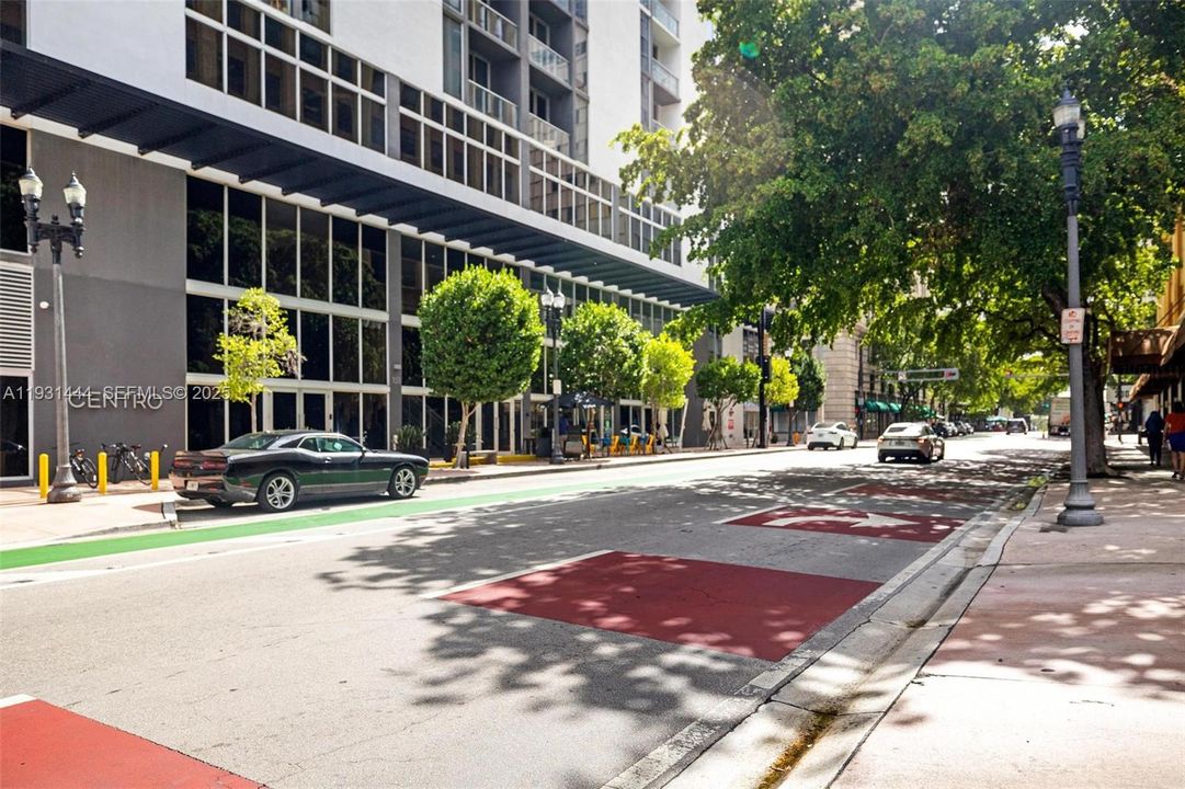 出租: $3,650 (2 贝兹, 2 浴室, 977 平方英尺)