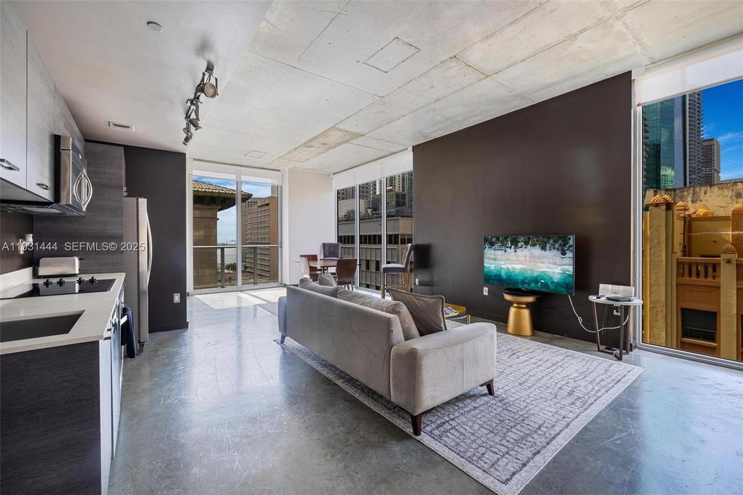 出租: $3,650 (2 贝兹, 2 浴室, 977 平方英尺)