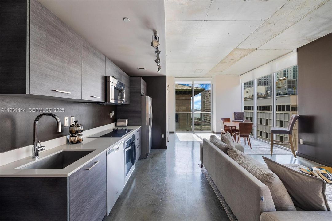 出租: $3,650 (2 贝兹, 2 浴室, 977 平方英尺)