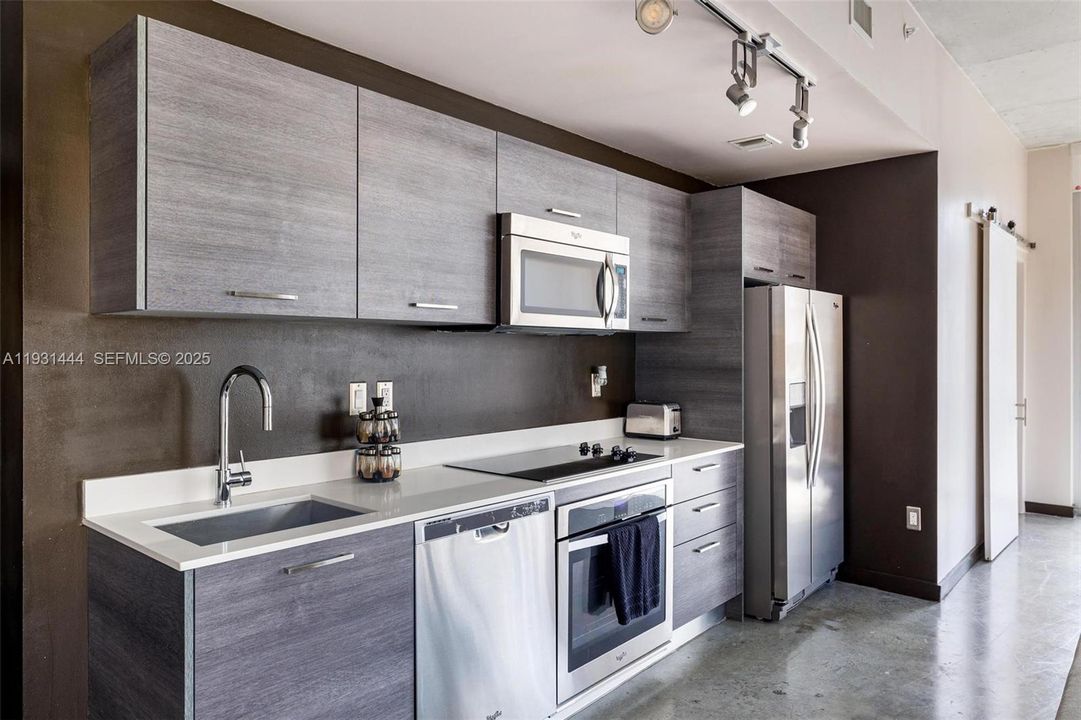 出租: $3,650 (2 贝兹, 2 浴室, 977 平方英尺)