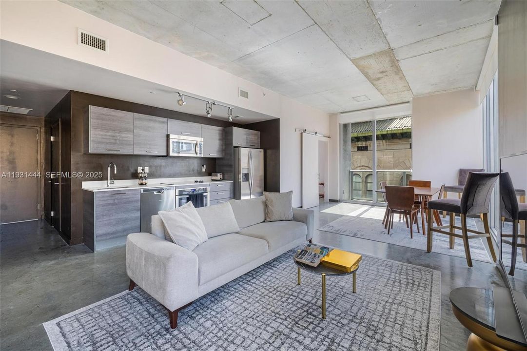 出租: $3,650 (2 贝兹, 2 浴室, 977 平方英尺)