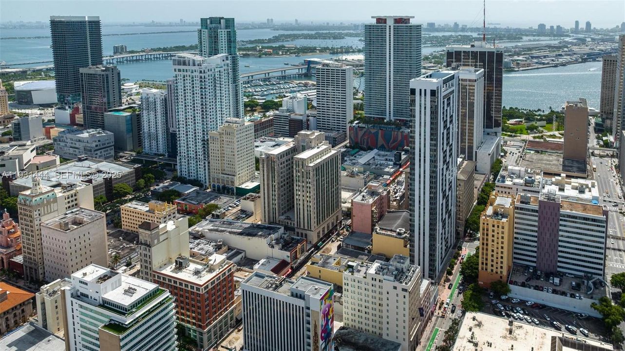 出租: $3,650 (2 贝兹, 2 浴室, 977 平方英尺)