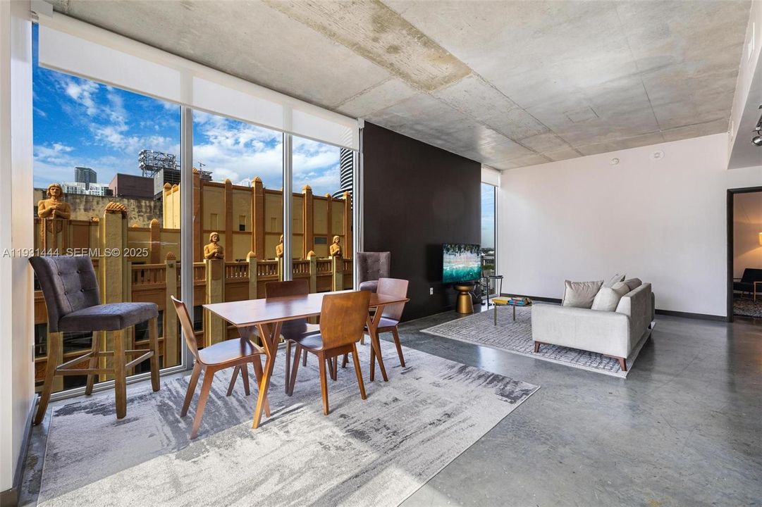 出租: $3,650 (2 贝兹, 2 浴室, 977 平方英尺)