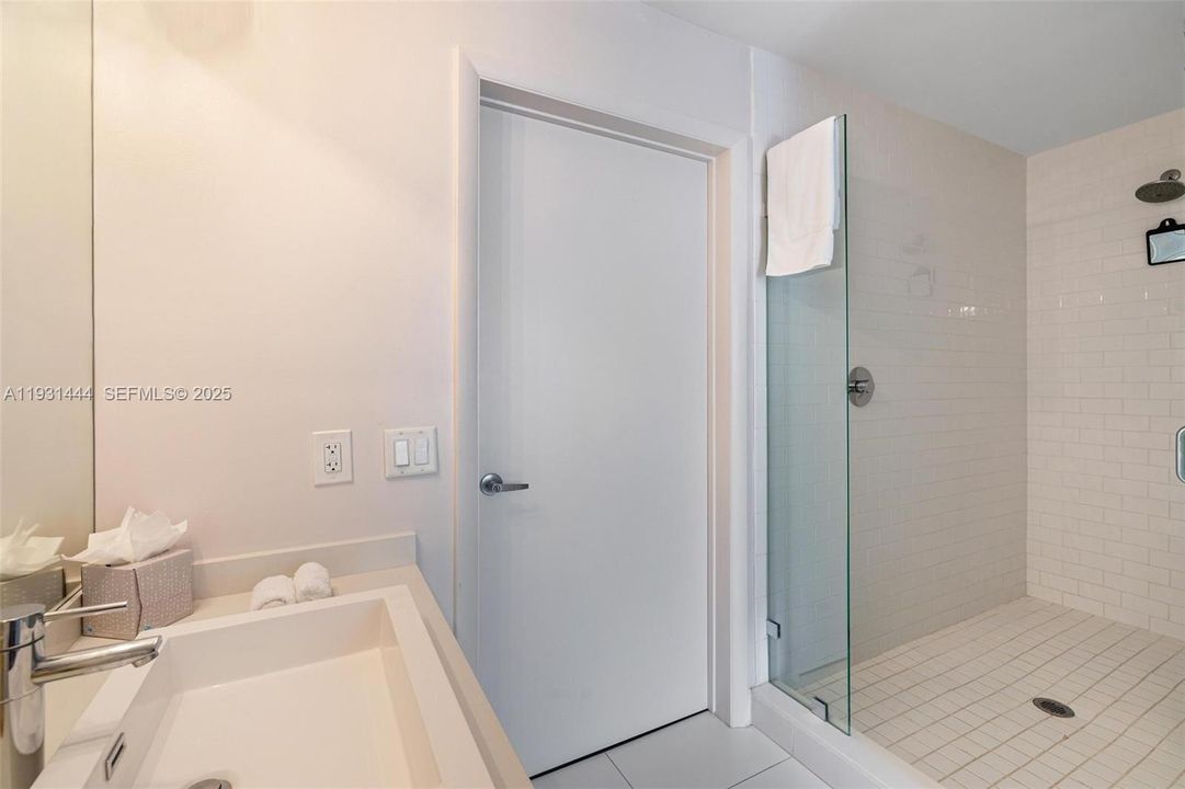 出租: $3,650 (2 贝兹, 2 浴室, 977 平方英尺)