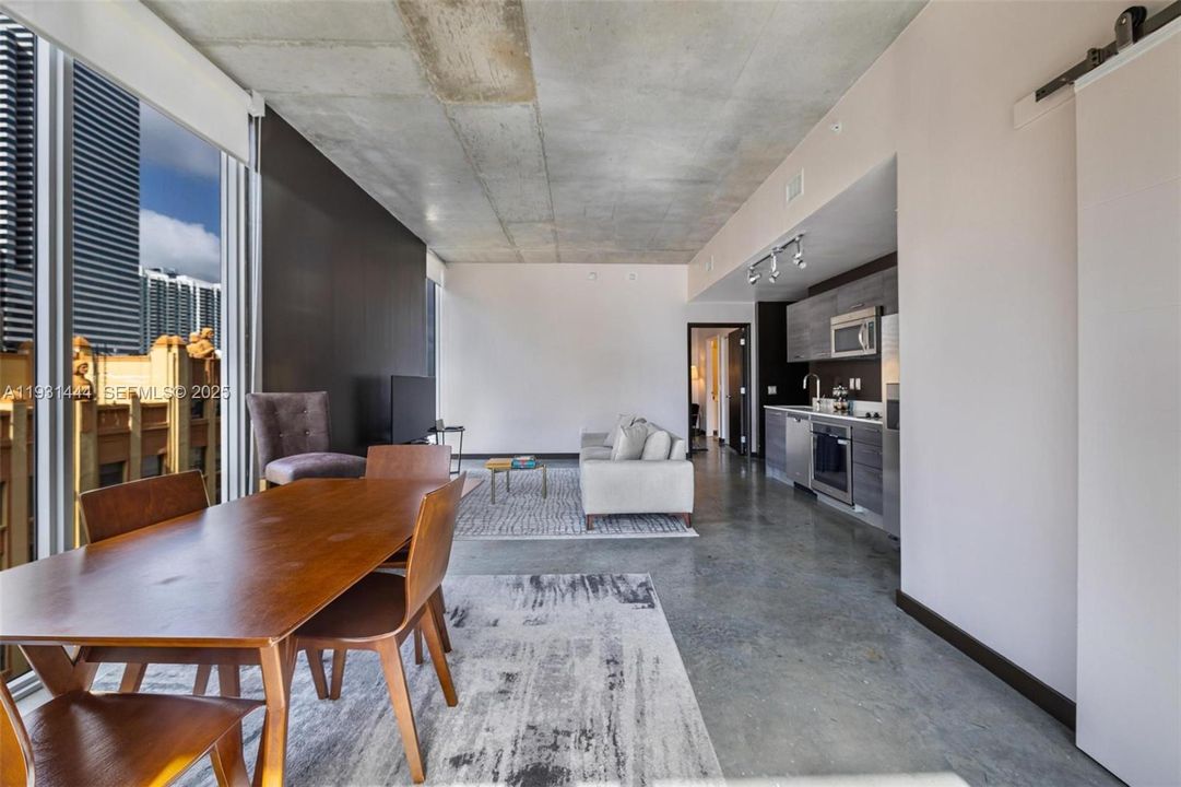 出租: $3,650 (2 贝兹, 2 浴室, 977 平方英尺)