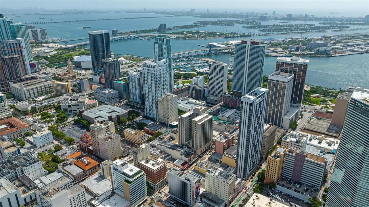 出租: $3,650 (2 贝兹, 2 浴室, 977 平方英尺)