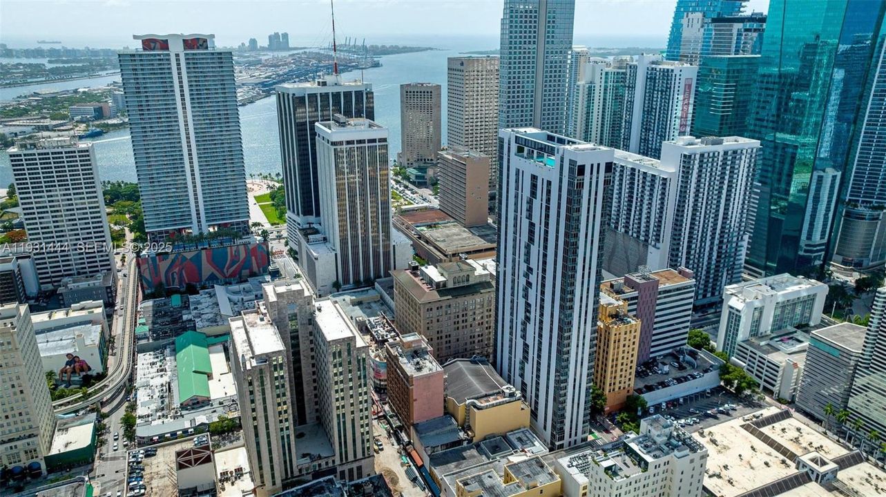 出租: $3,650 (2 贝兹, 2 浴室, 977 平方英尺)