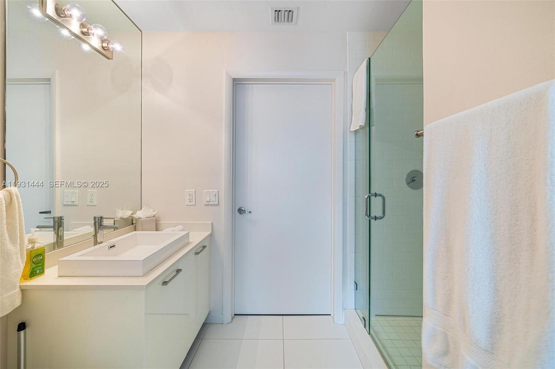 出租: $3,650 (2 贝兹, 2 浴室, 977 平方英尺)