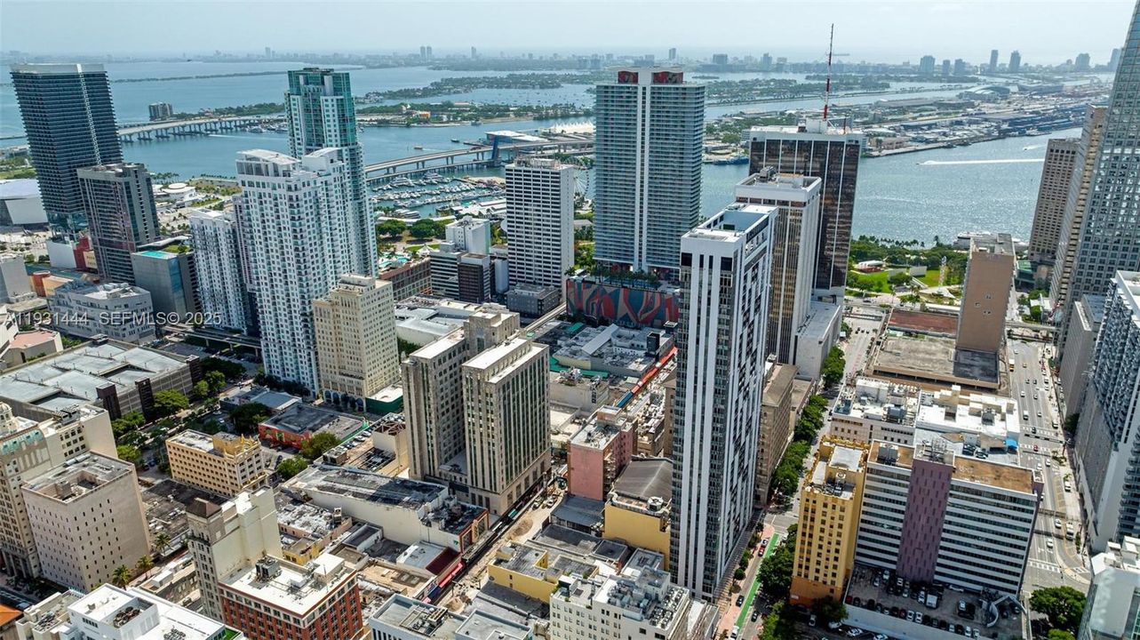 出租: $3,650 (2 贝兹, 2 浴室, 977 平方英尺)