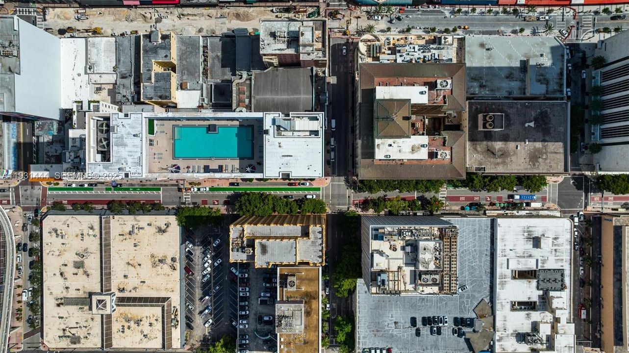 出租: $3,650 (2 贝兹, 2 浴室, 977 平方英尺)