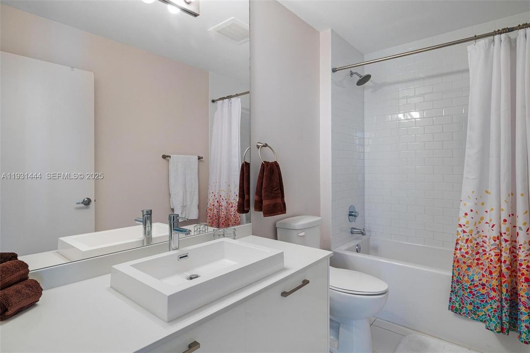 出租: $3,650 (2 贝兹, 2 浴室, 977 平方英尺)