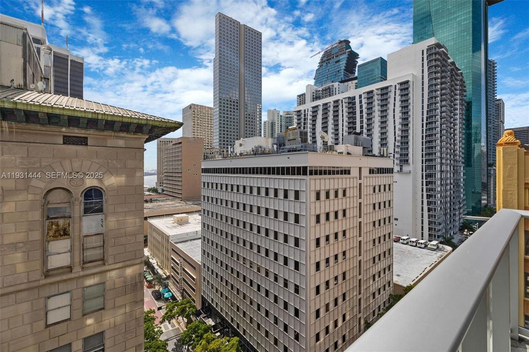 出租: $3,650 (2 贝兹, 2 浴室, 977 平方英尺)