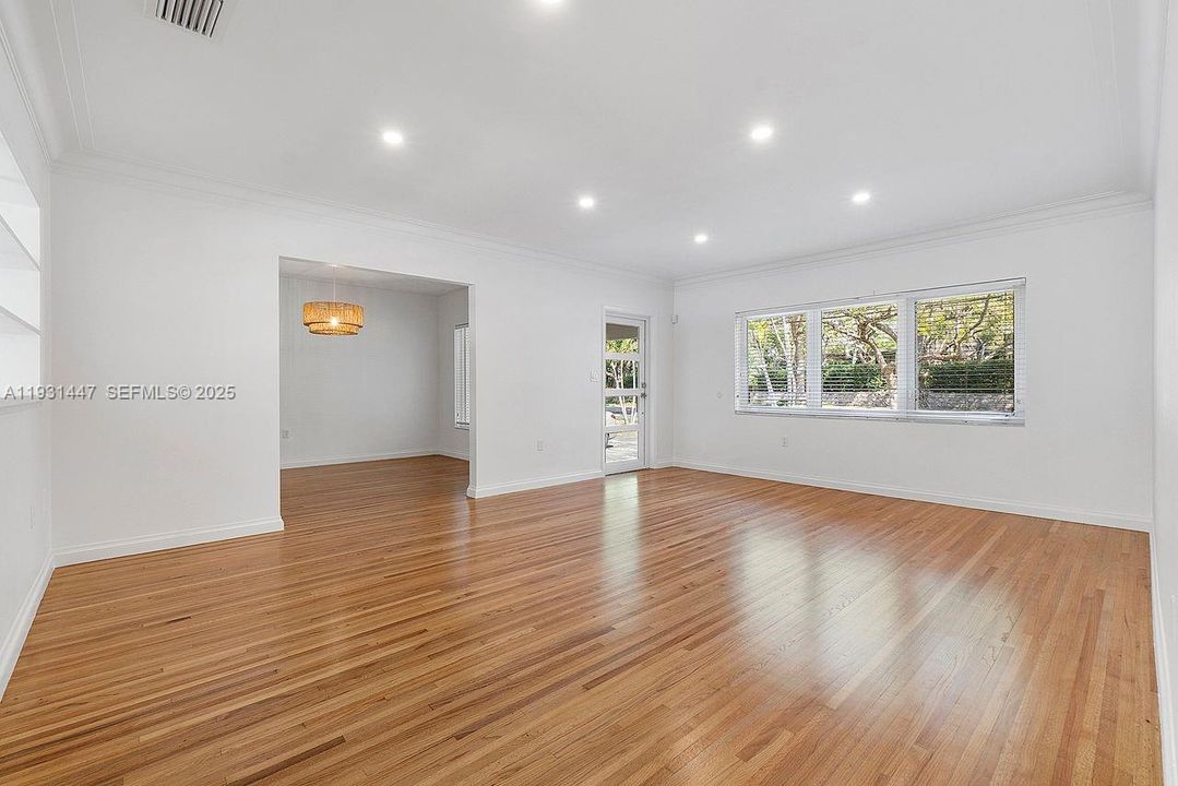 For Rent: $11,000 (4 beds, 3 baths, 2093 Square Feet)