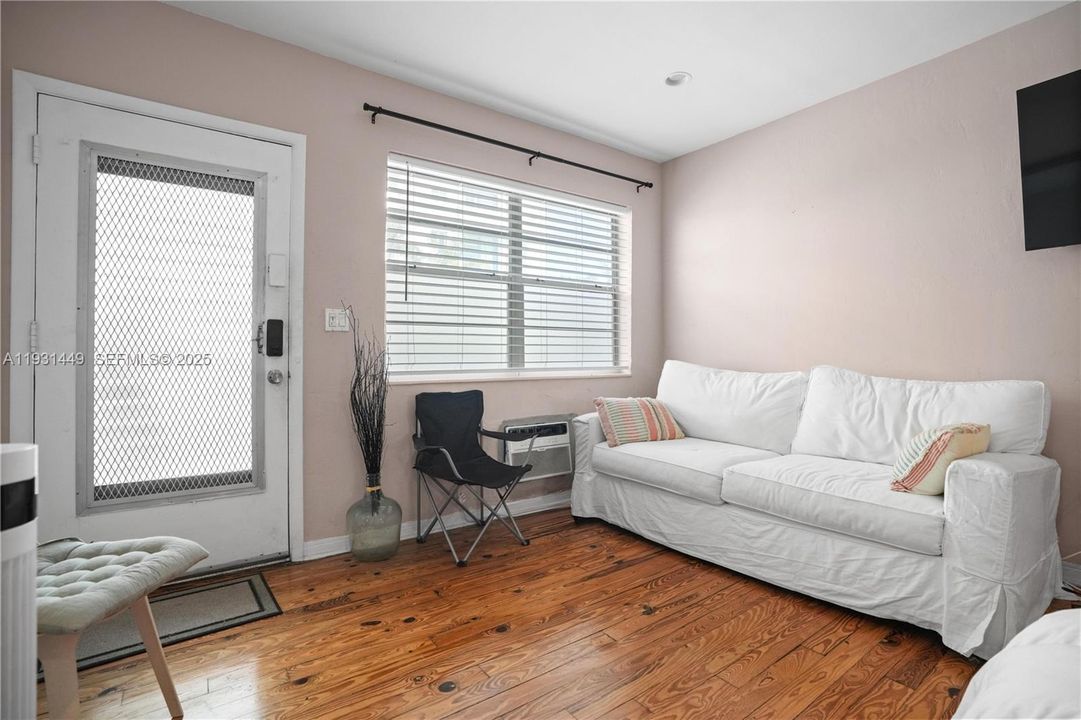 For Sale: $169,000 (0 beds, 1 baths, 400 Square Feet)