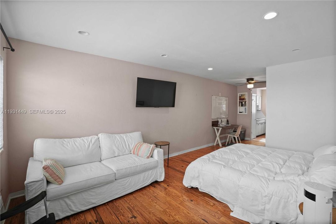 For Sale: $169,000 (0 beds, 1 baths, 400 Square Feet)