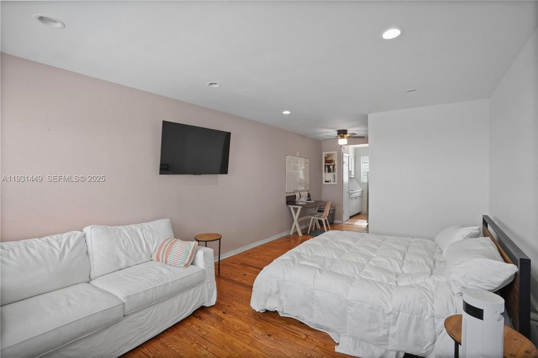 For Sale: $169,000 (0 beds, 1 baths, 400 Square Feet)