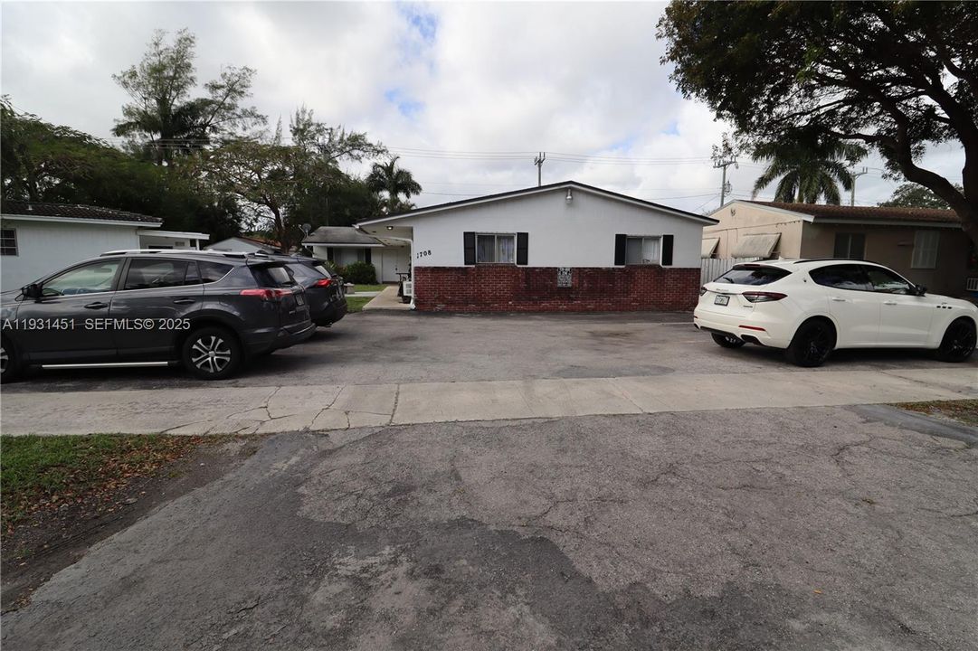 В аренду: $1,750 (2 спален, 1 ванн, 700 Квадратных фут)