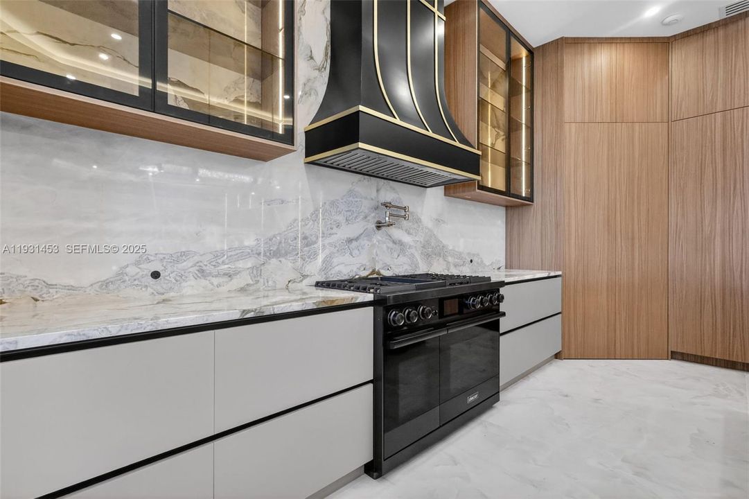 На продажу: $6,950,000 (6 спален, 7 ванн, 9234 Квадратных фут)