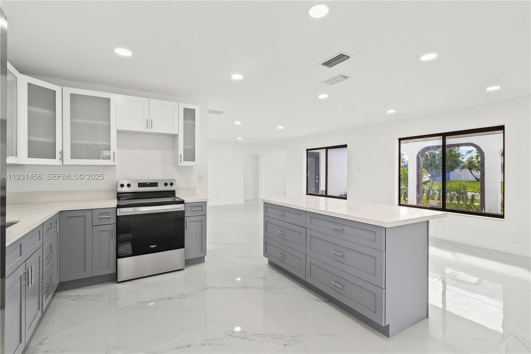 На продажу: $685,000 (3 спален, 2 ванн, 1776 Квадратных фут)