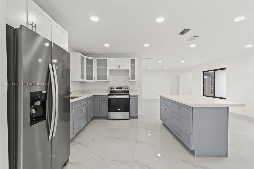 На продажу: $685,000 (3 спален, 2 ванн, 1776 Квадратных фут)