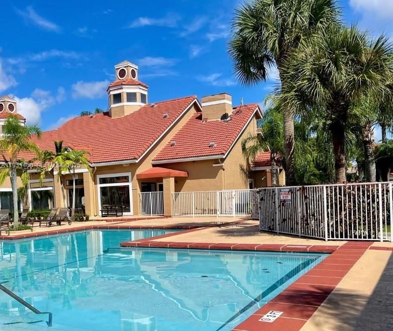 For Rent: $2,400 (2 beds, 2 baths, 1053 Square Feet)