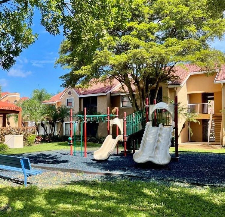 For Rent: $2,400 (2 beds, 2 baths, 1053 Square Feet)