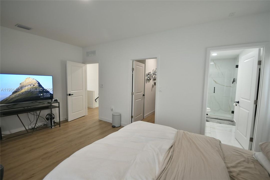 For Rent: $3,850 (5 beds, 3 baths, 1810 Square Feet)