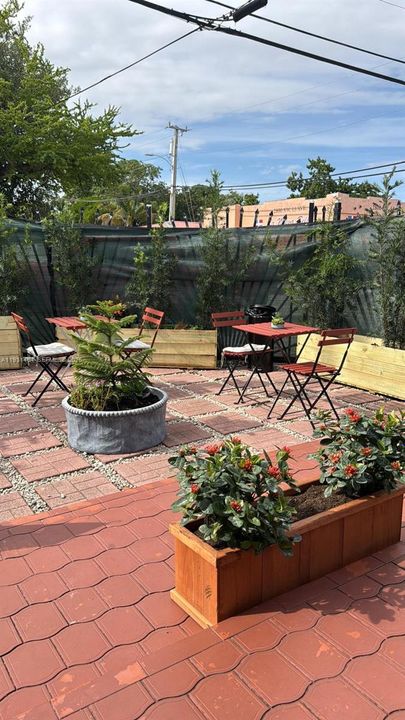 For Sale: $499,000 (7 beds, 3 baths, 1253 Square Feet)