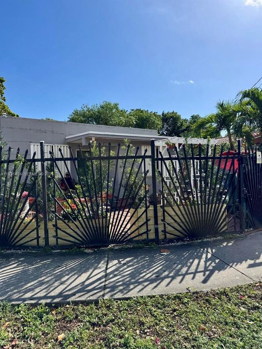 For Sale: $499,000 (7 beds, 3 baths, 1253 Square Feet)