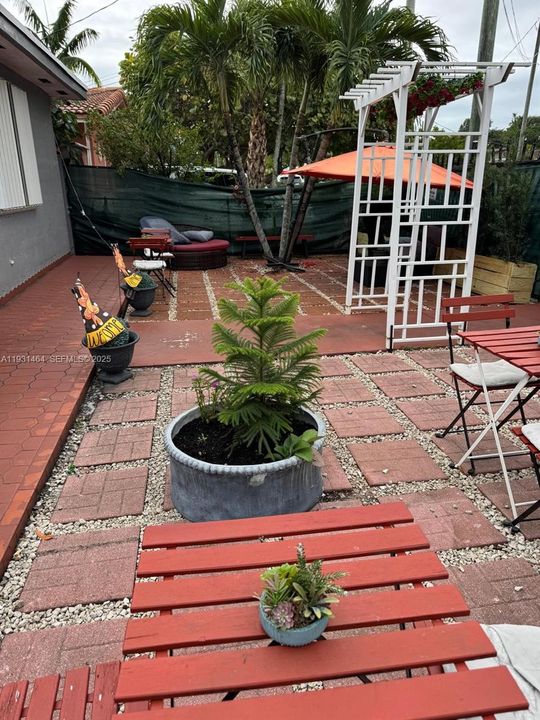 For Sale: $499,000 (7 beds, 3 baths, 1253 Square Feet)