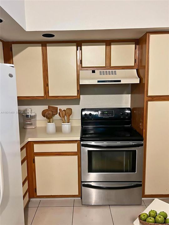 For Sale: $199,000 (2 beds, 1 baths, 912 Square Feet)