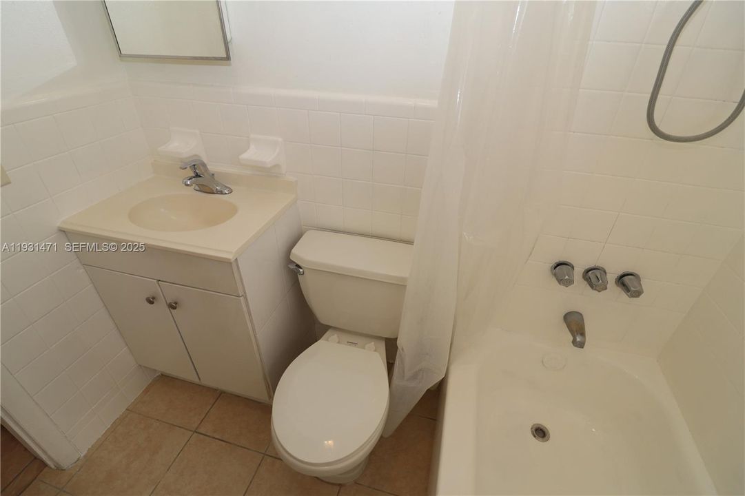 For Rent: $1,900 (2 beds, 1 baths, 750 Square Feet)