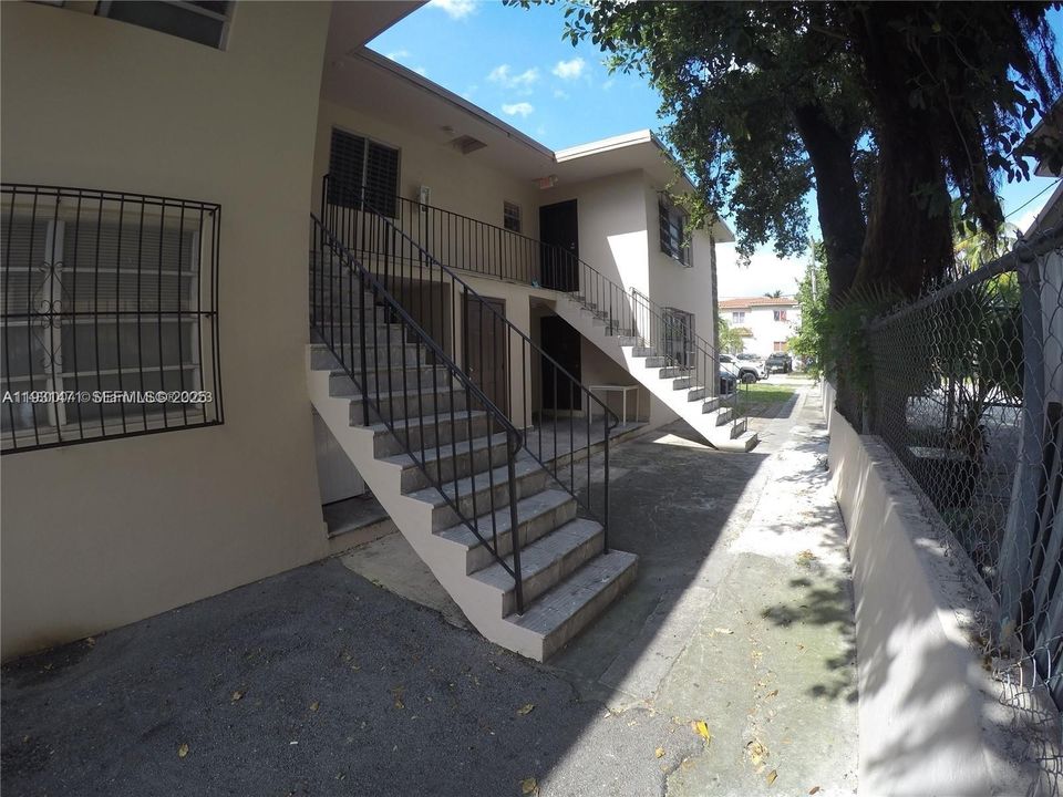 For Rent: $1,900 (2 beds, 1 baths, 750 Square Feet)