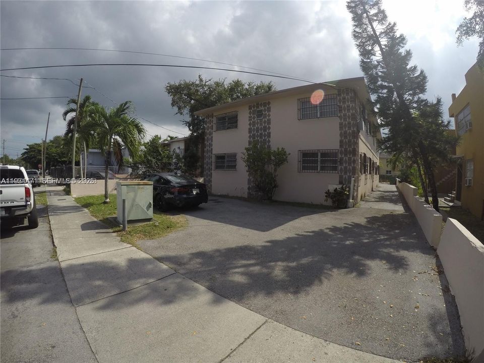 For Rent: $1,900 (2 beds, 1 baths, 750 Square Feet)