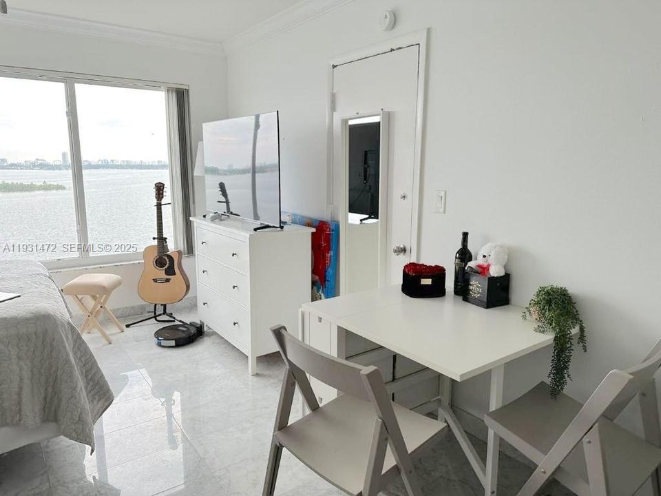 出租: $1,450 (0 贝兹, 1 浴室, 400 平方英尺)