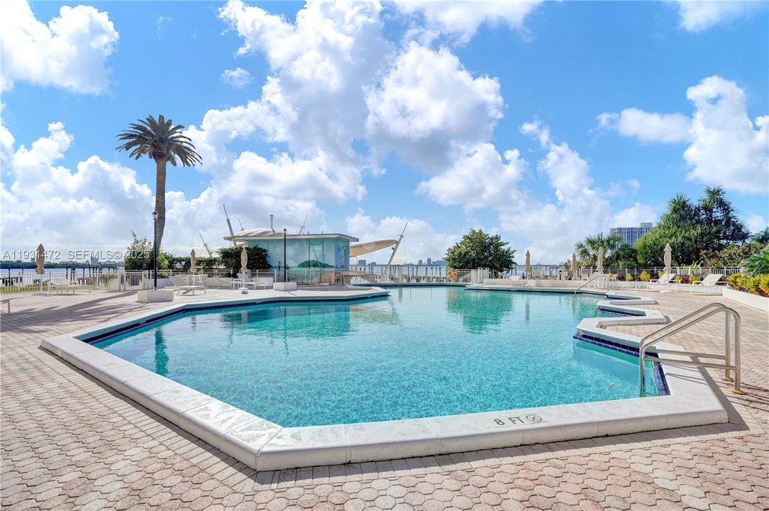 出租: $1,450 (0 贝兹, 1 浴室, 400 平方英尺)