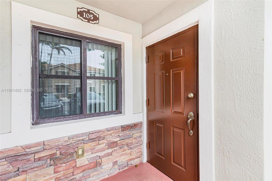 For Rent: $2,100 (2 beds, 2 baths, 817 Square Feet)