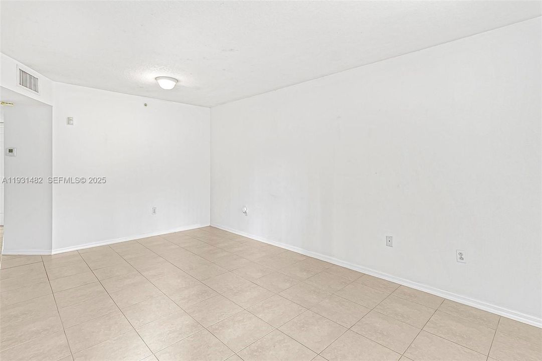 For Rent: $2,100 (2 beds, 2 baths, 817 Square Feet)