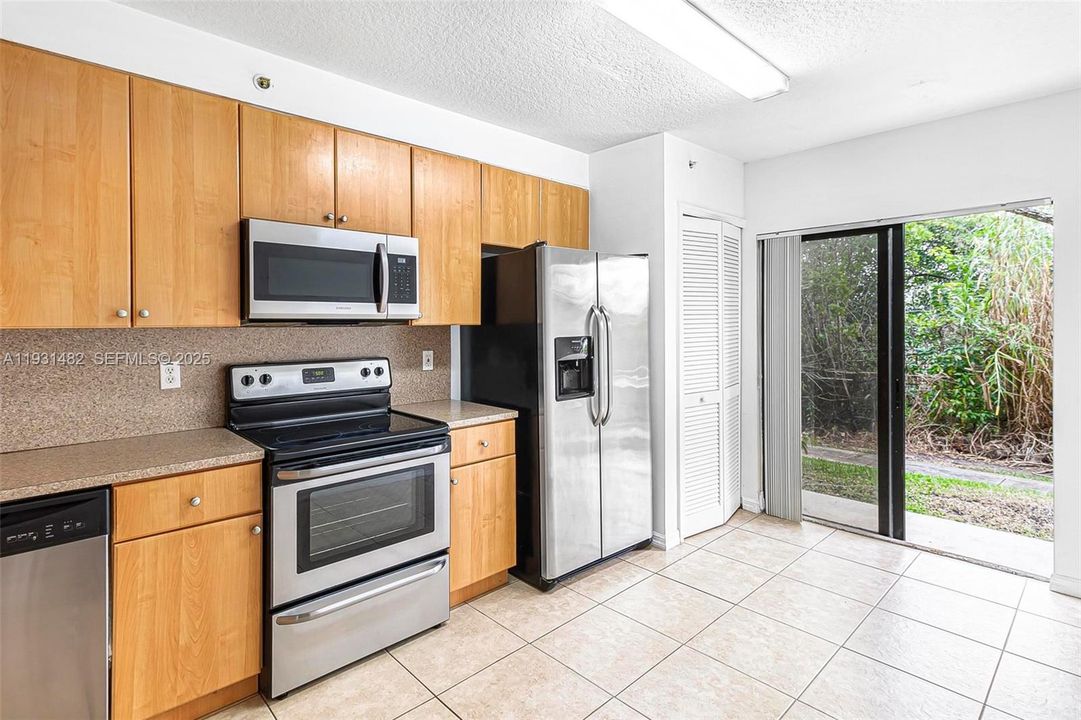 For Rent: $2,100 (2 beds, 2 baths, 817 Square Feet)