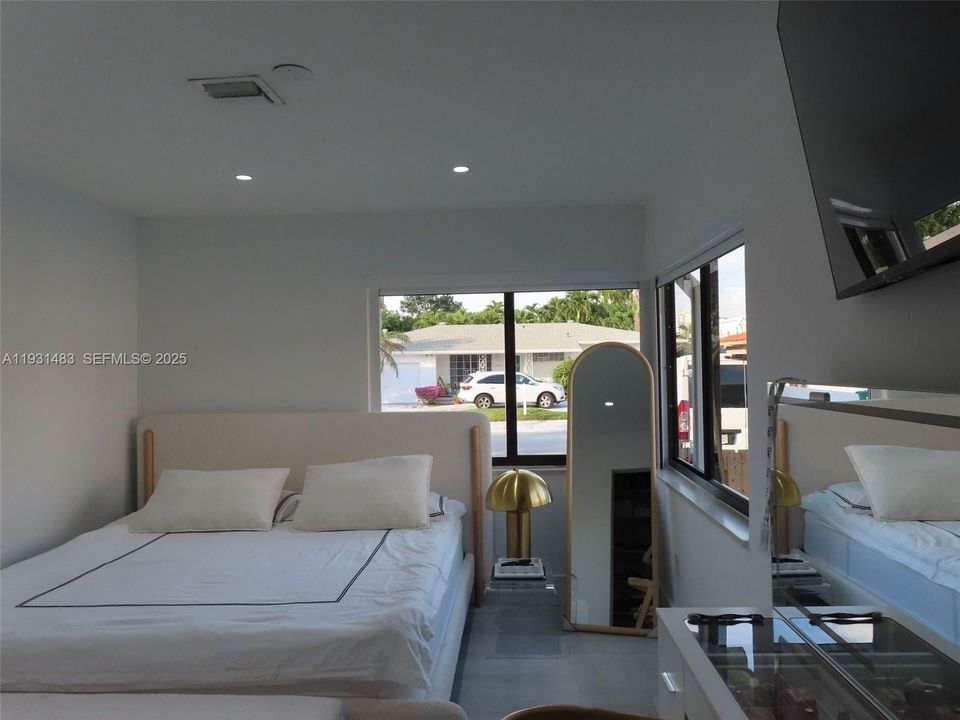 For Rent: $7,850 (3 beds, 2 baths, 2300 Square Feet)