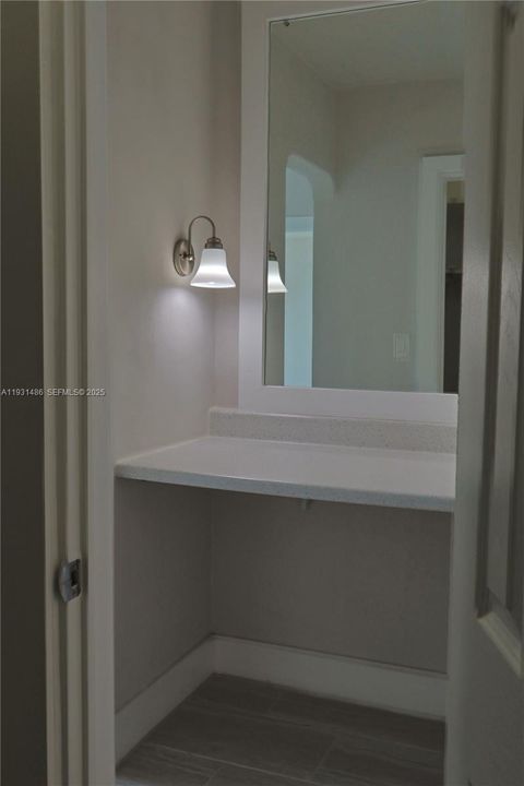 待售: $189,000 (1 贝兹, 1 浴室, 768 平方英尺)