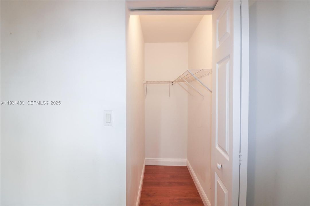 For Rent: $3,500 (2 beds, 1 baths, 1039 Square Feet)