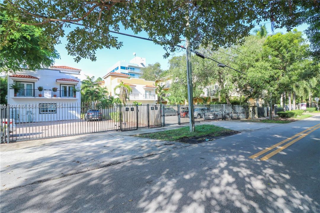 For Rent: $3,500 (2 beds, 1 baths, 1039 Square Feet)